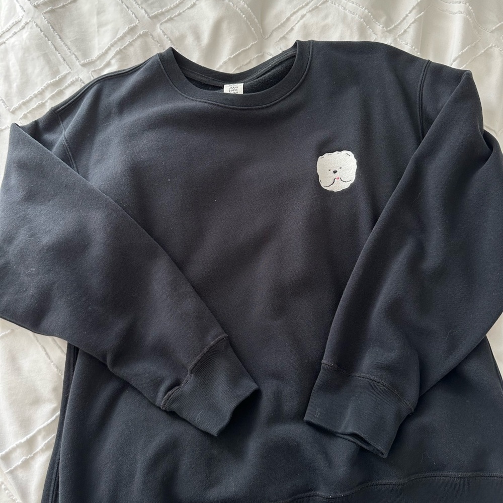 uniqlo black sweatshirt with embroidered dog patch